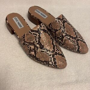Steve Madden snake skin look miles size 8.
